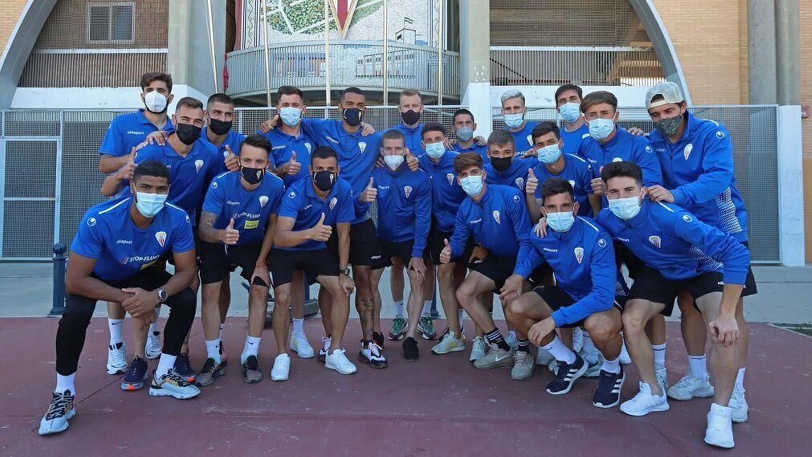 La plantilla del Algeciras, a su salida del Nuevo Mirador.