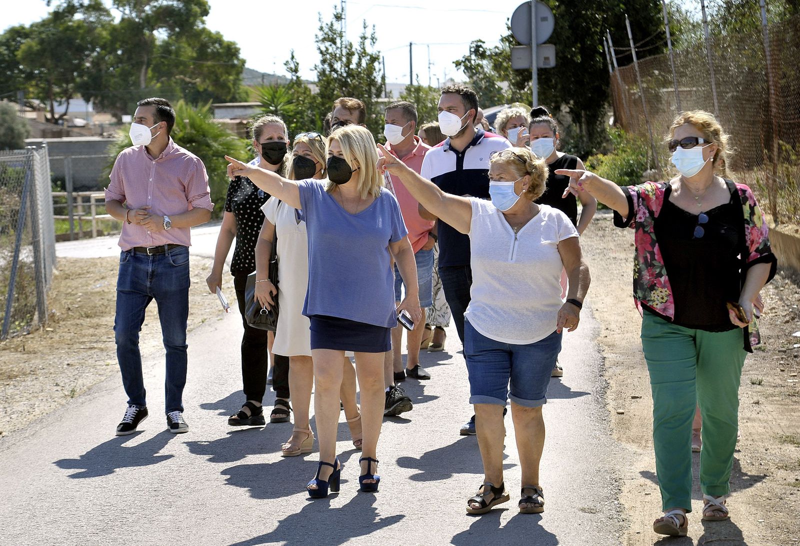 La alcaldesa, con un grupo de vecinos en Las Pachecas.