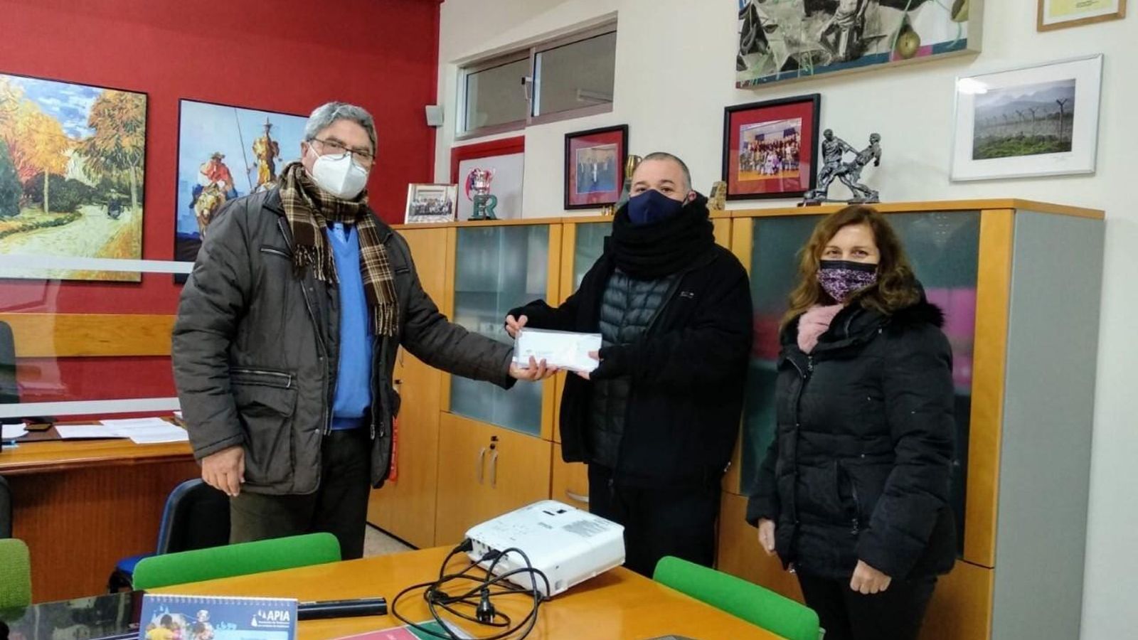 Representantes del centro, junto al párroco de San Benito.