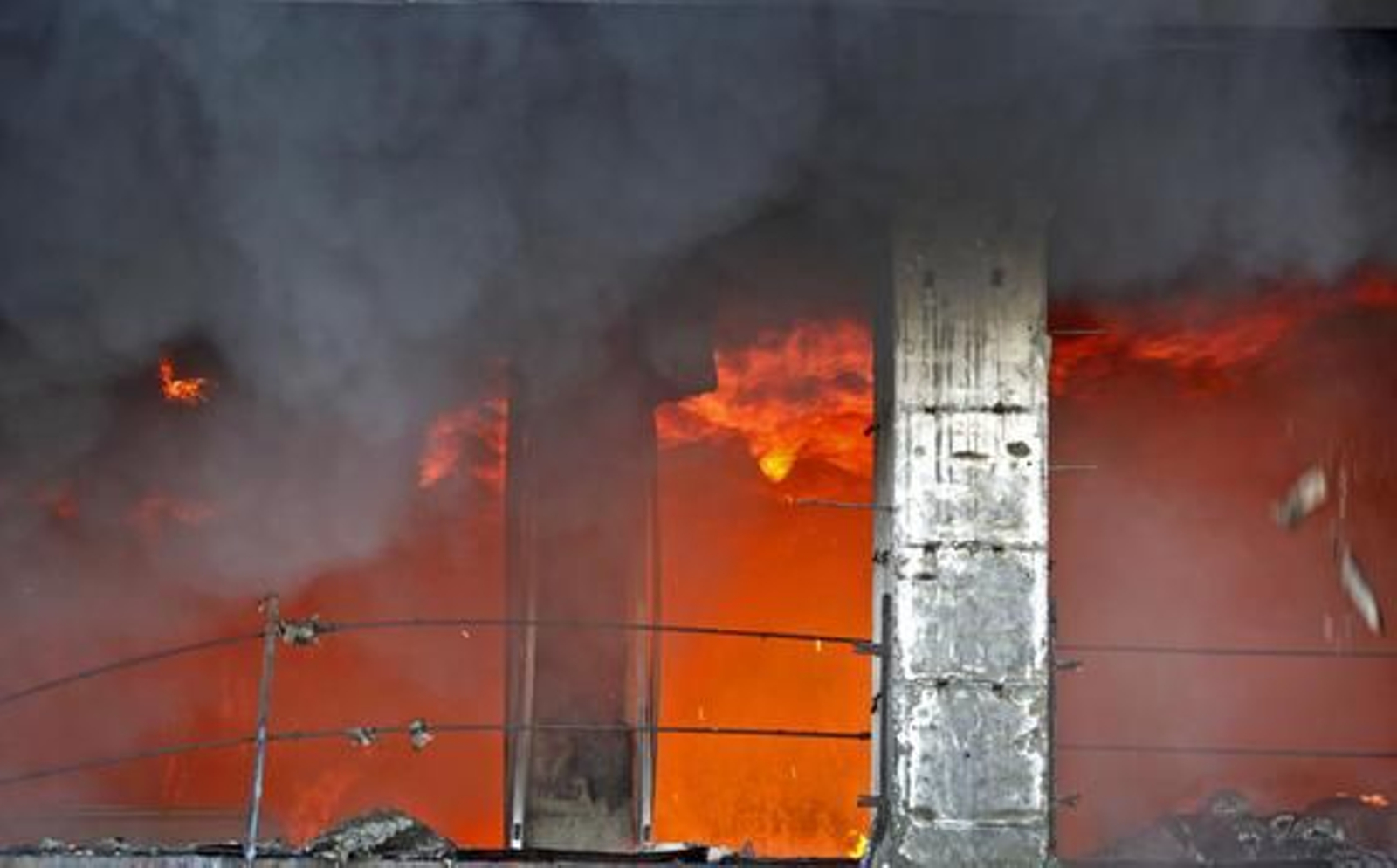 Espectacular incendio en un edificio de la calle Brasil. /Jesús Marín