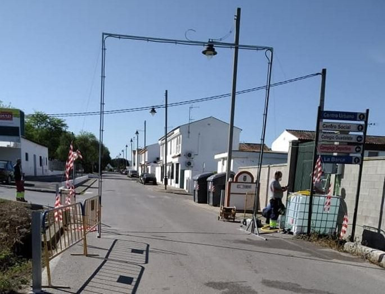 Uno de los arcos de El Torno, durante su instalación.