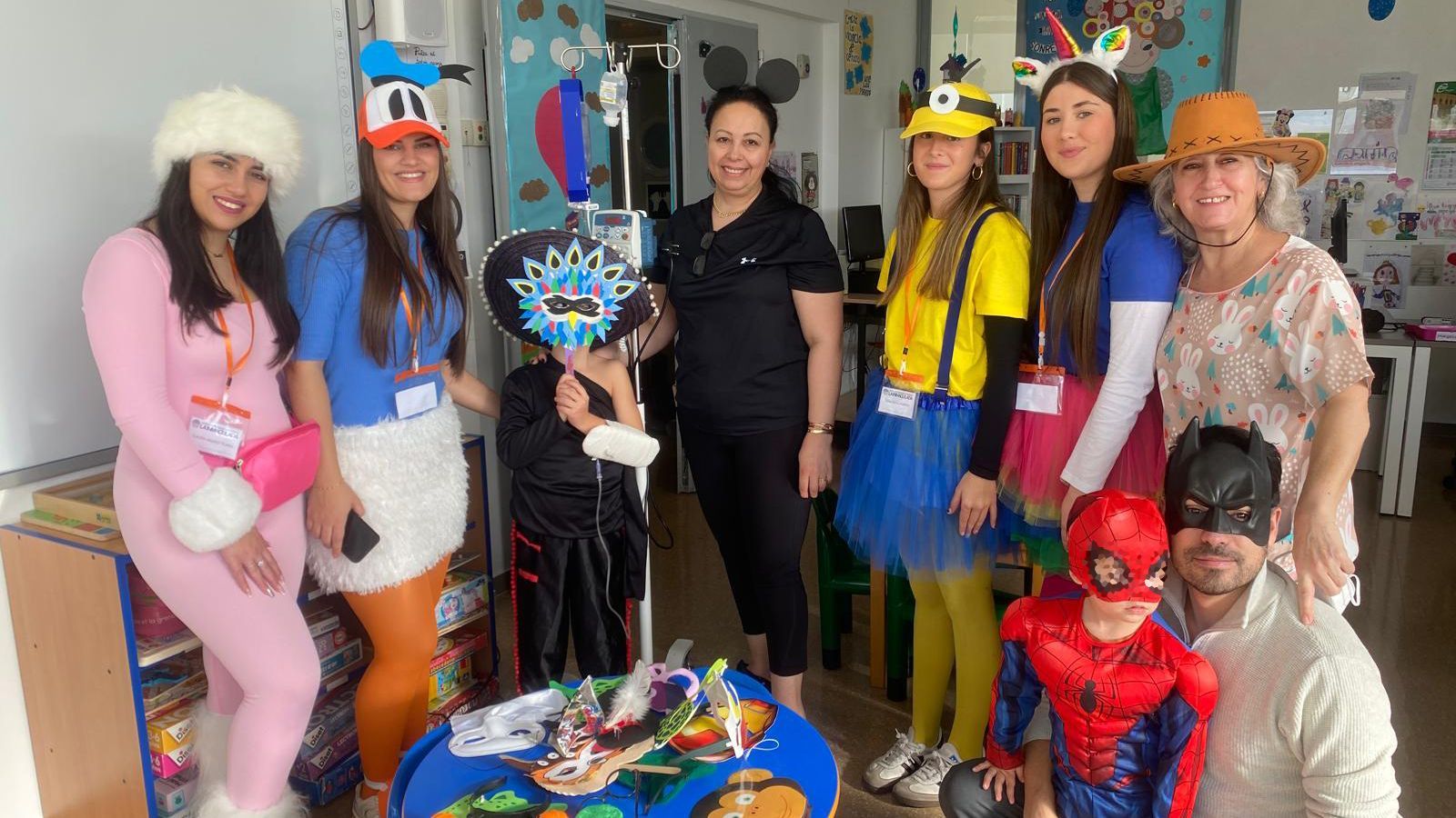 Los pacientes más pequeños del Clínico de Granada celebran el carnaval en el aula hospitalaria