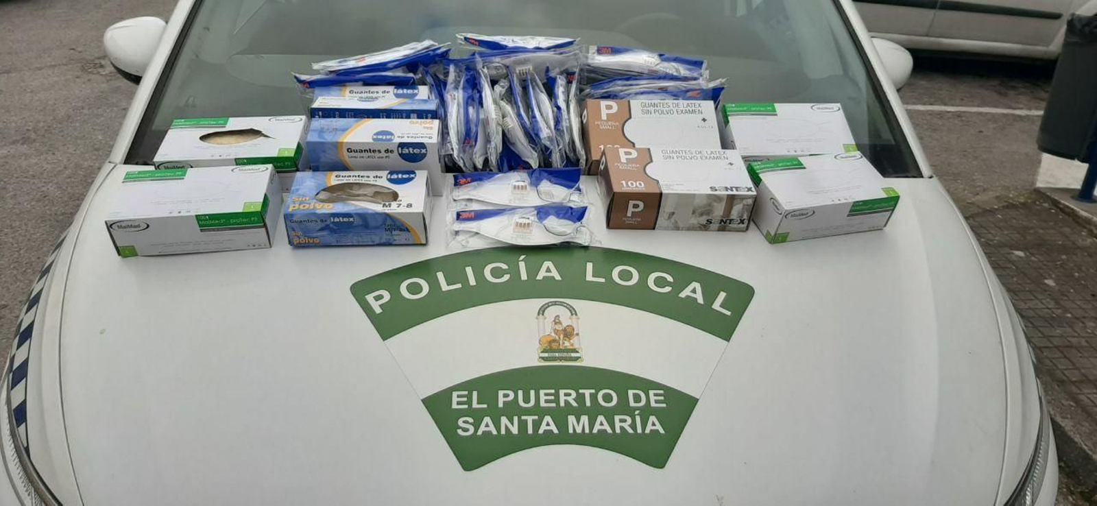 Material de protección,  expuesto sobre uno de los vehículos de la Policía Local de El Puerto.