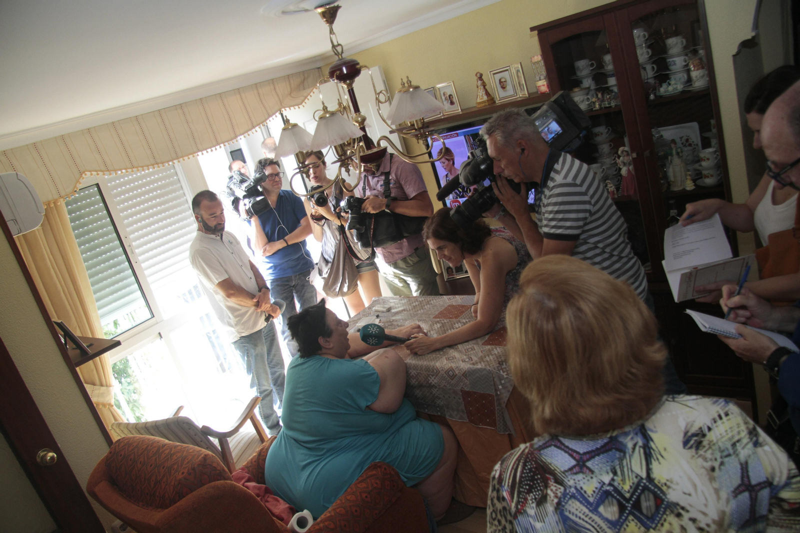 Esperanza atiende a los medios en su piso del  Polígono San Pablo.