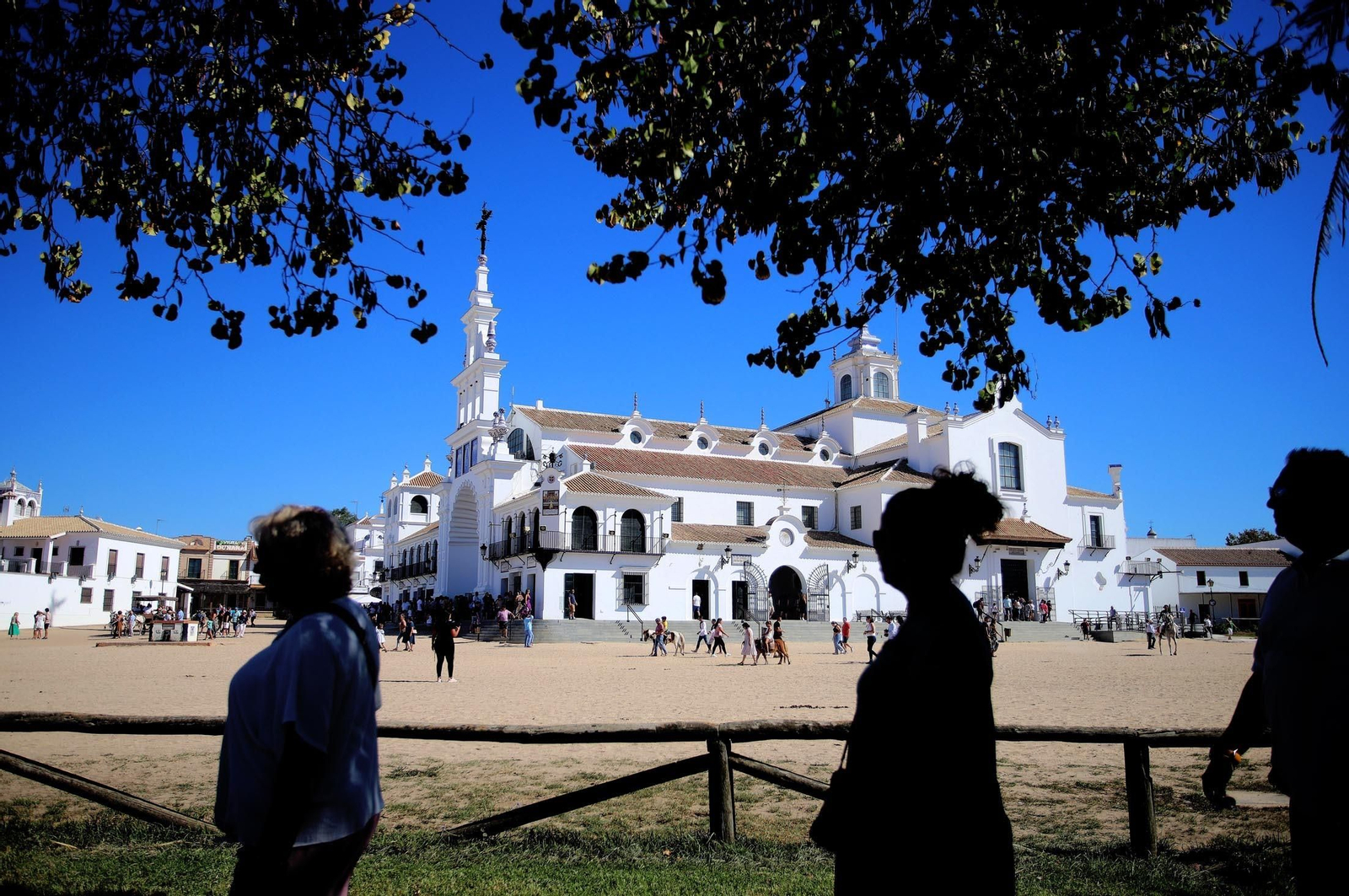 Imágenes del ambiente en la aldea de El Rocío en la mañana del domingo