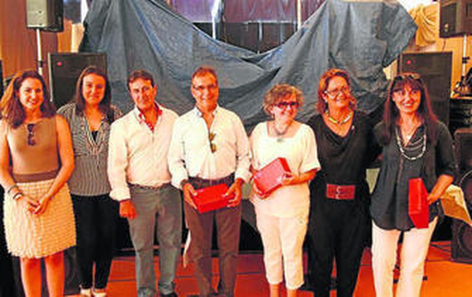 Imagen de algunos de los ganadores con los representantes municipales.