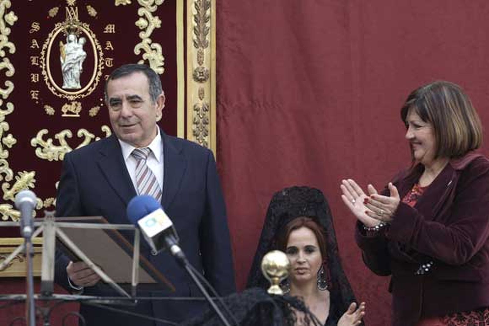 Bedriomo, Ortega y Sanabria acompañan con sus rezos a la presidente de La Levantá, que muestra con emoción todos sus recuerdos cofrades./Erasmo Fenoy

Foto: Erasmo Fenoy