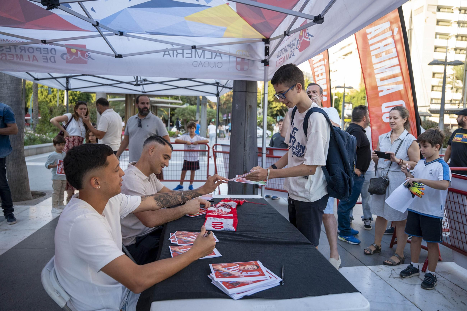 Los jugadores de la UDA Thalys y Andrés firman autógrafos