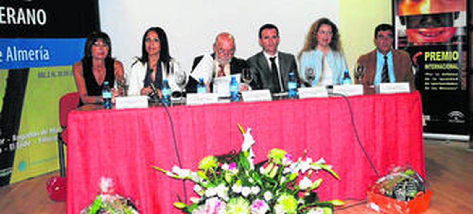 Mesa inaugural del Curso de Verano, en el centro, el rector de la UAL, Pedro Molina.