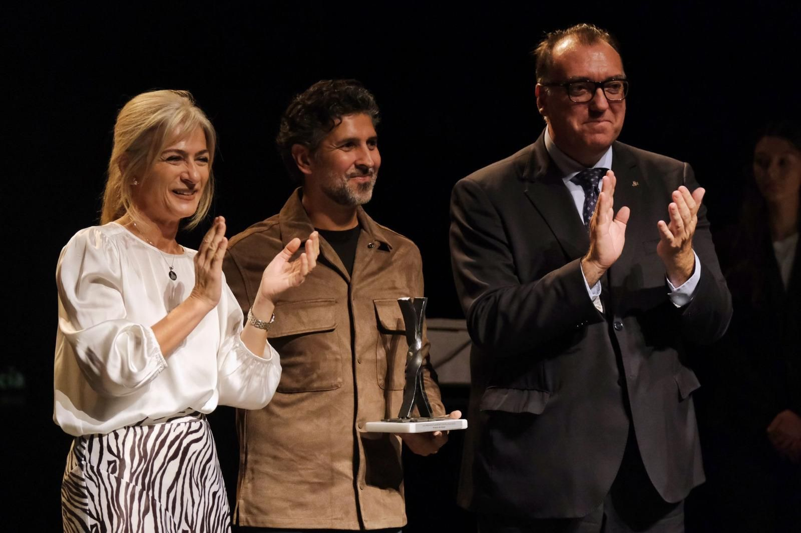 Arcángel en la entrega de reconocimientos en La Palma del Condado.