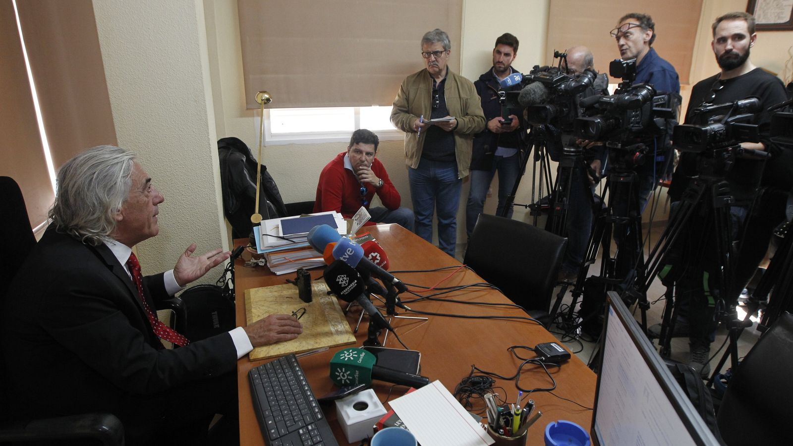 El abogado Francisco Torres explica los pormenores de su recurso a la prensa.