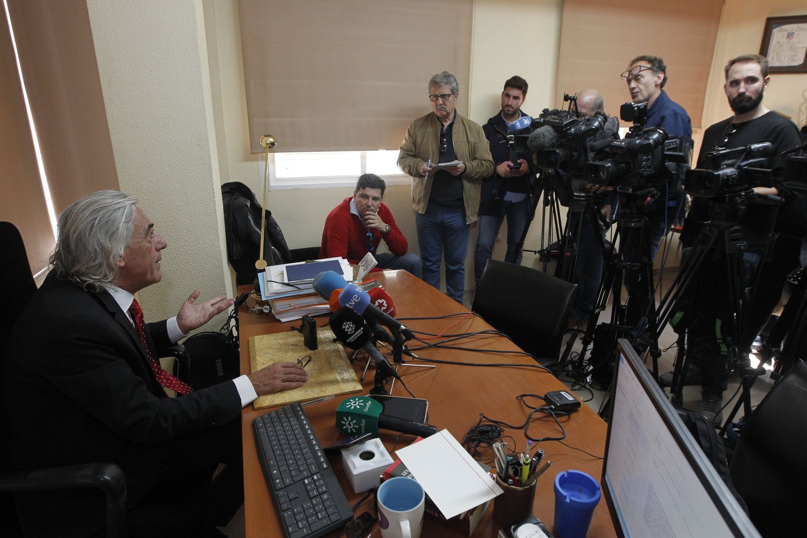 El abogado Francisco Torres explica los pormenores de su recurso a la prensa.