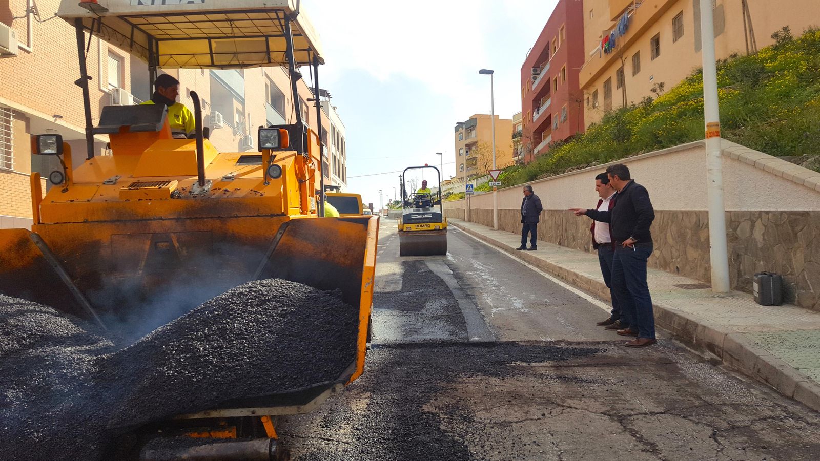 El Alcalde de Viator y el Concejal de Servicios supervisan las obras de asfaltado.