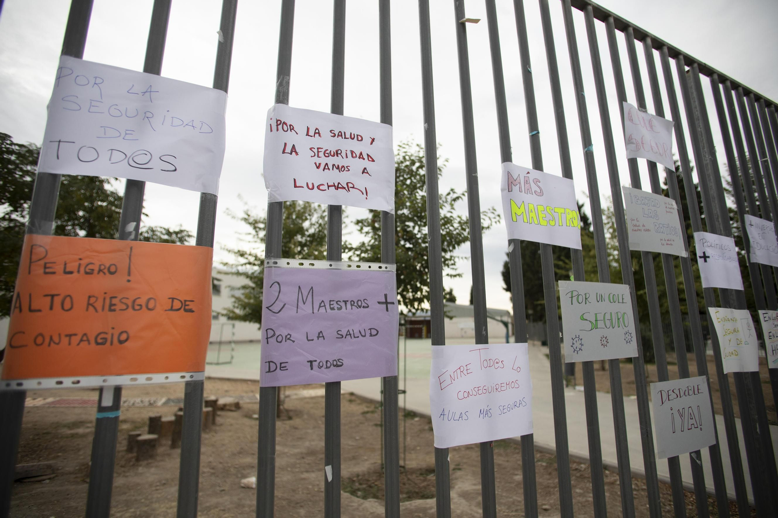 Carteles en el colegio Elena Martín Vivaldi de Granada que exigen más docentes para así poder desdoblar aulas.