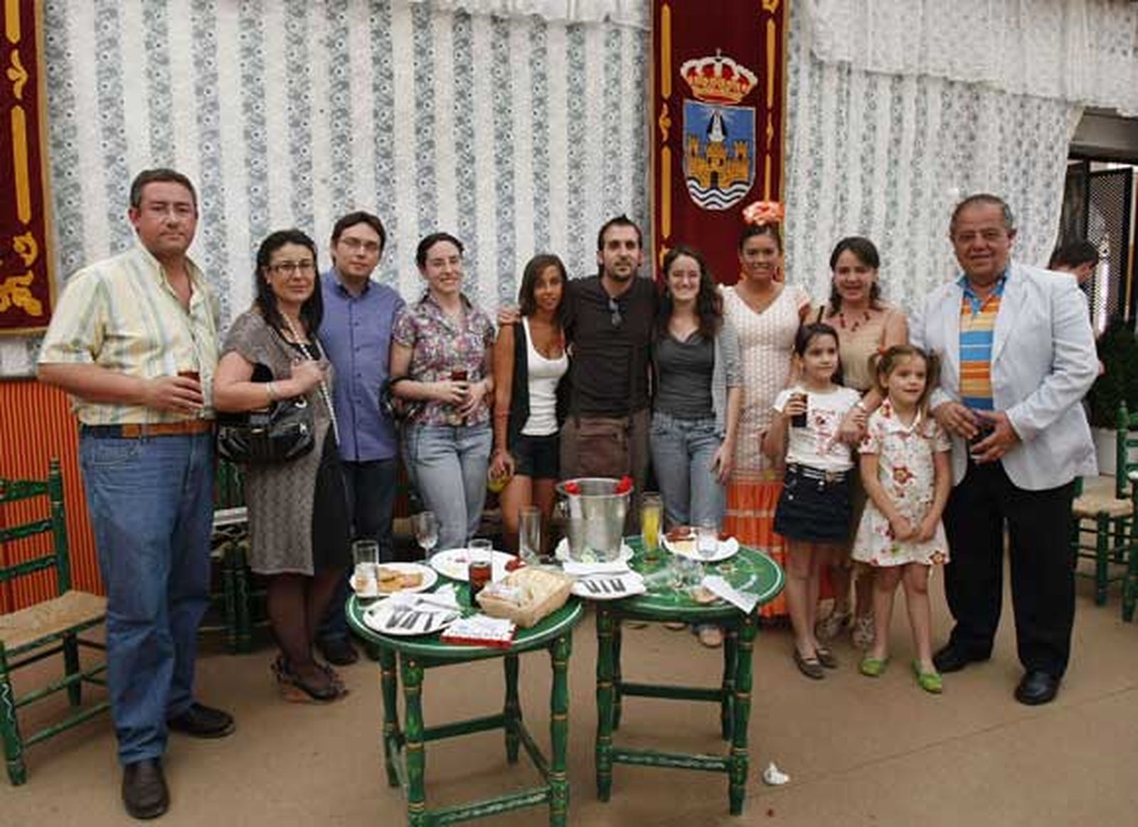 Los concejales de IP Silvia Gómez y José Manuel Peinado Matiola con algunos periodistas de los medios de comunicación locales, entre ellos parte del equipo de la Delegación de Diario de Cádiz en El Puerto de Santa María

Foto: Fito Carreto
