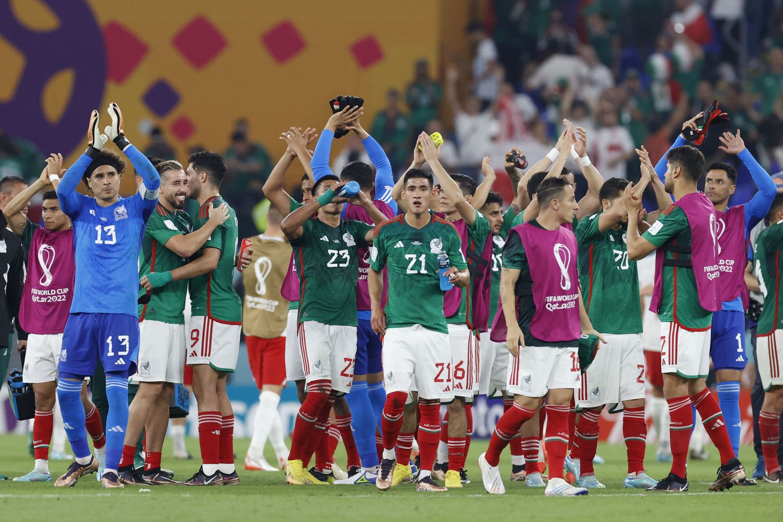 Guardado, al final del partido con sus compañeros.