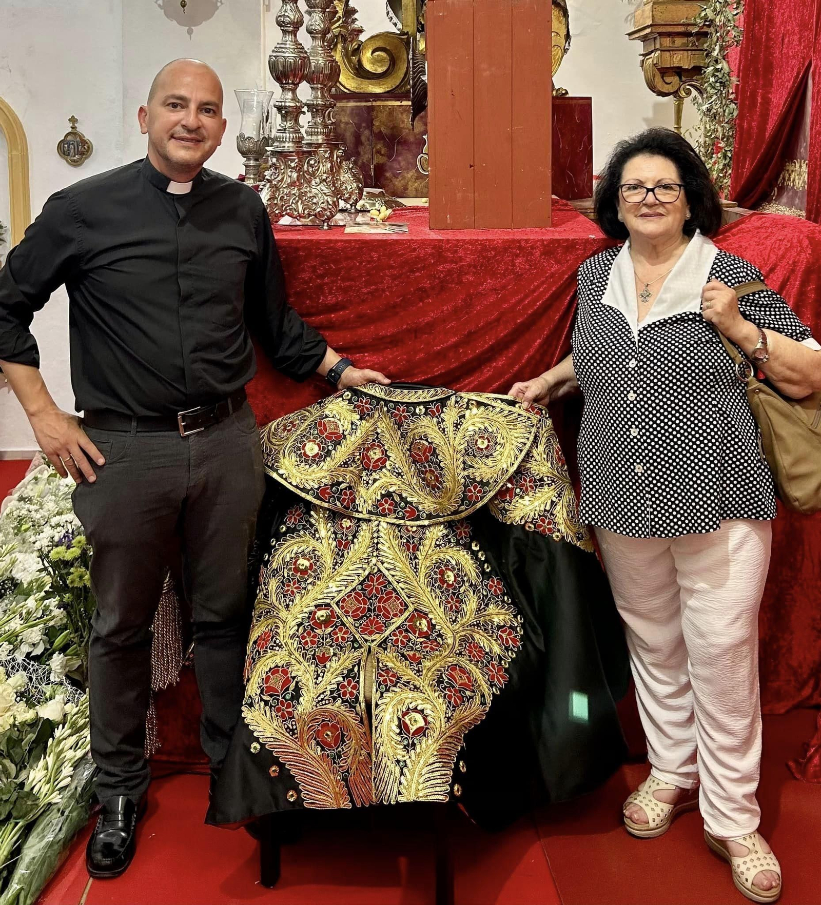 La madre de Finito de Córdoba entrega el capote a la parroquia de Guadalcázar.