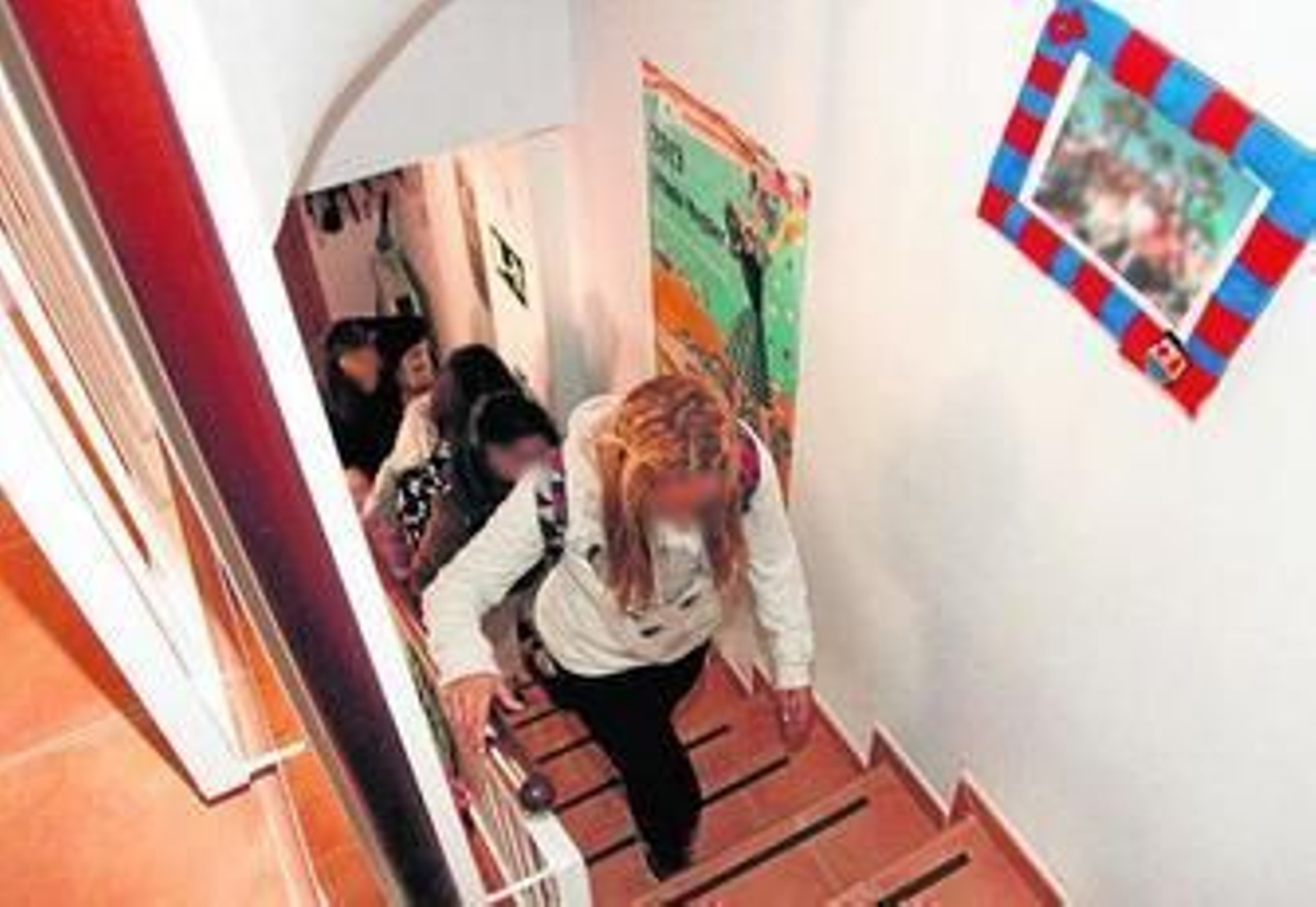 Las chicas del grupo de convivencia, subiendo a la planta superior de la vivienda.