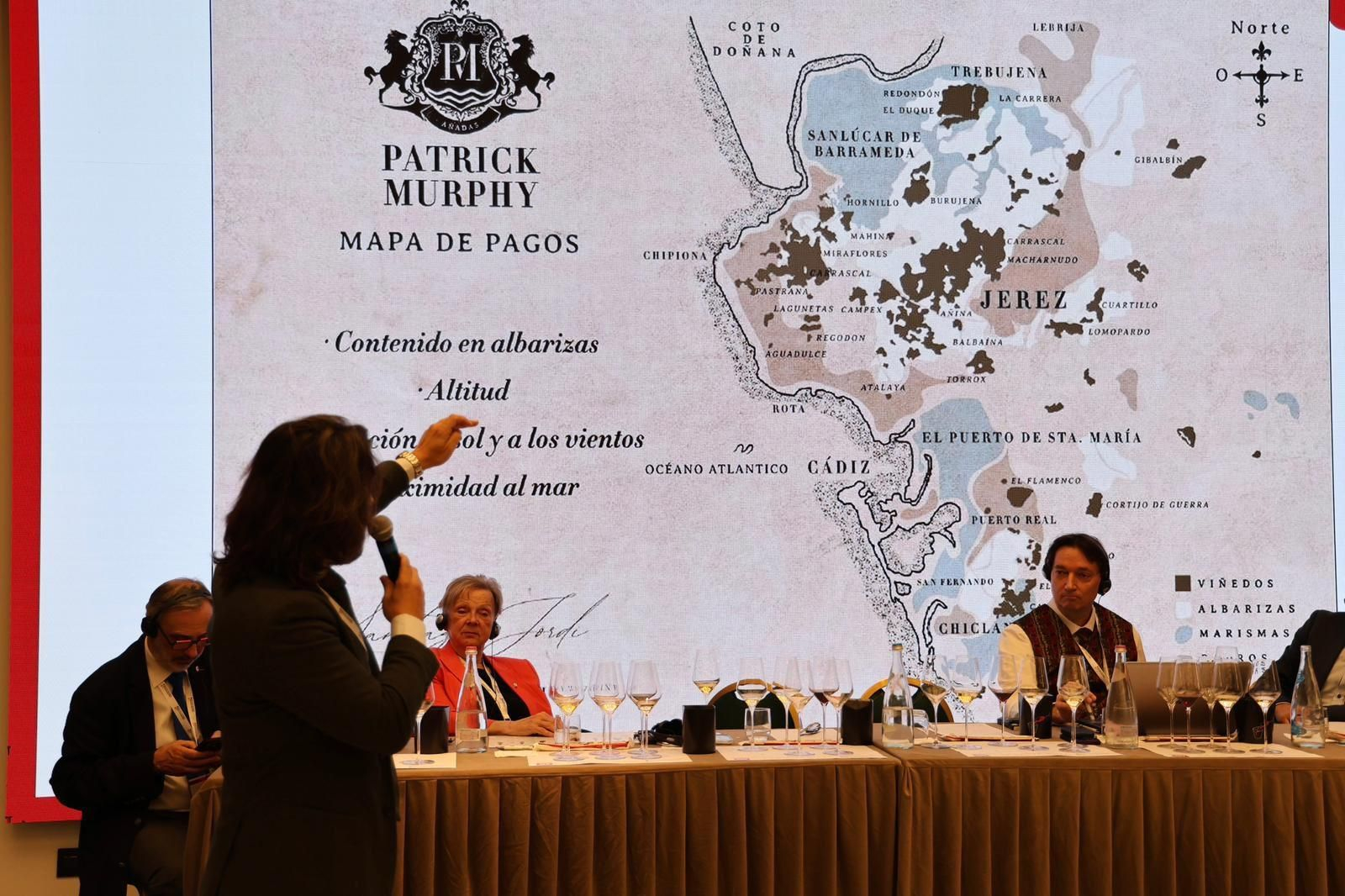 Santiago Jordi, en su masterclass mostrando un mapa del Marco de Jerez.