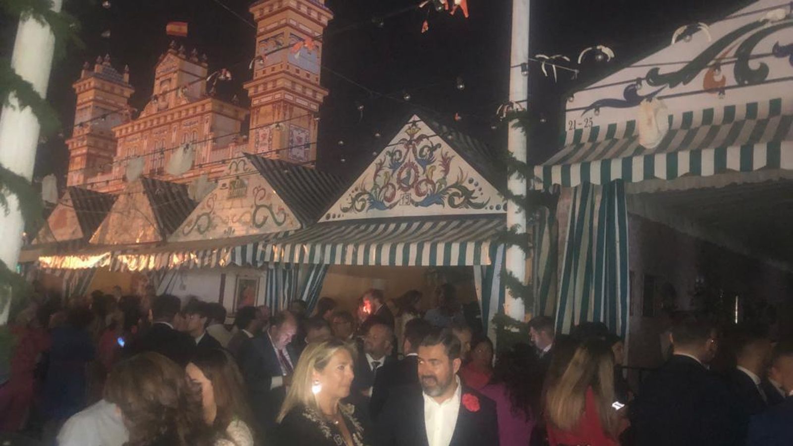 Una imagen de la gente en las calles del recinto sin luz.