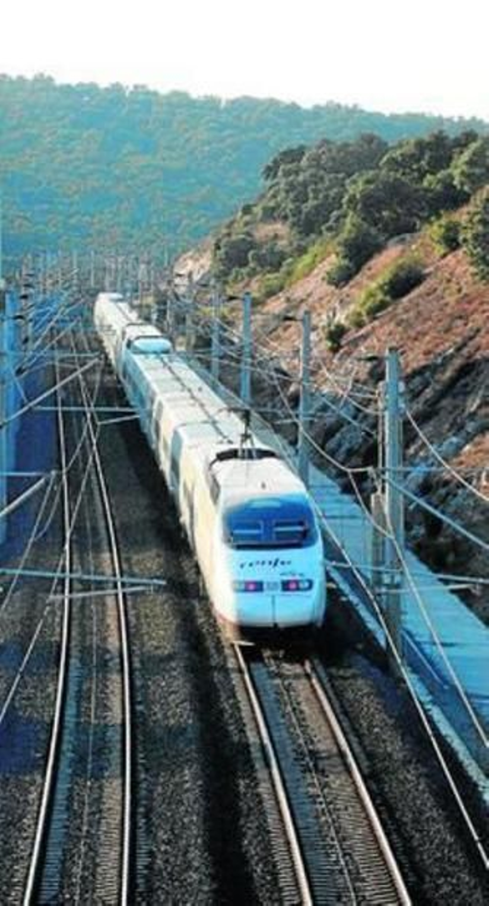 Paso de un AVE entre los términos de Villanueva y Montoro.