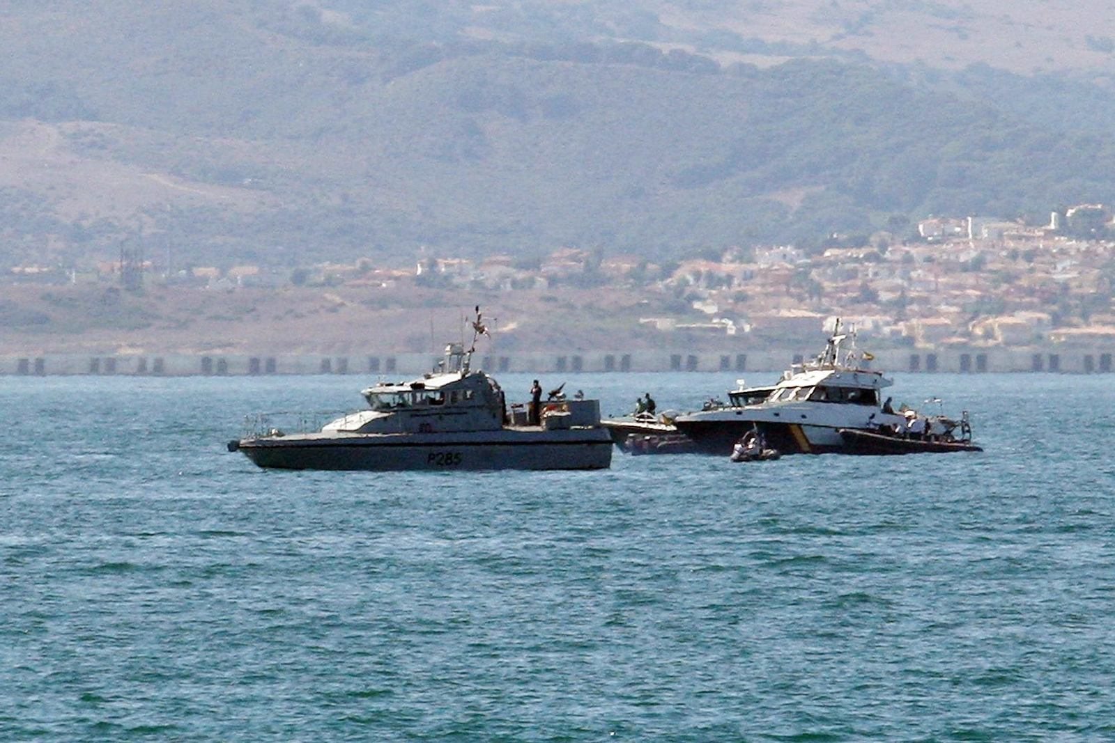 Embarcaciones de la policía de Gibraltar rodean a una patrullera de la Guardia Civil en la Bahía de Algeciras en 2013.