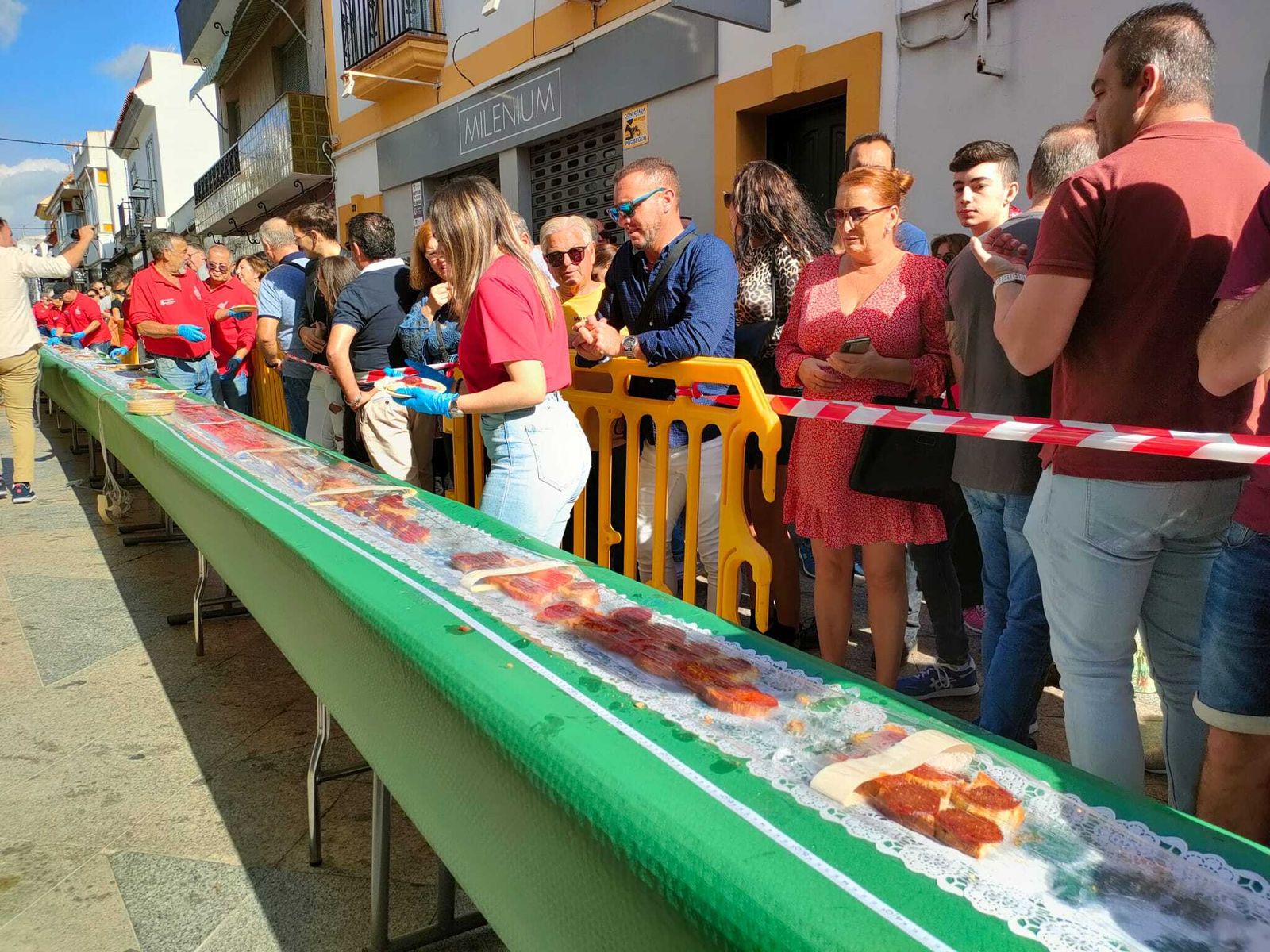 Fotos de la tosta ibérica de más de 150 metros preparada en Los Barrios