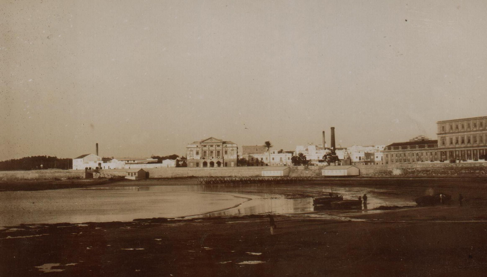 El cuartel De San Fernando en el centro de la imagen