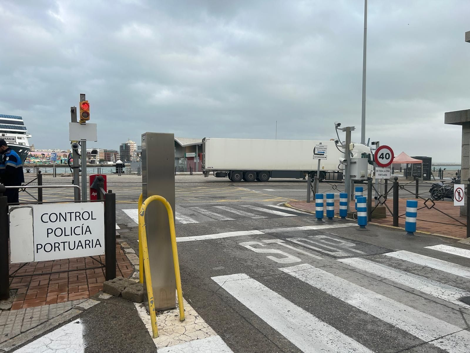 El acceso al puerto de Cádiz por la Plaza de Sevilla se encuentra sin barrera desde hace ya meses