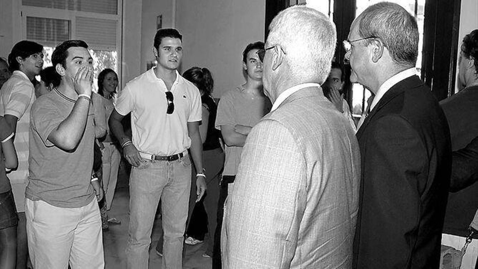 Manuel Chaves, insultado cuando iba a una conferencia en Granada