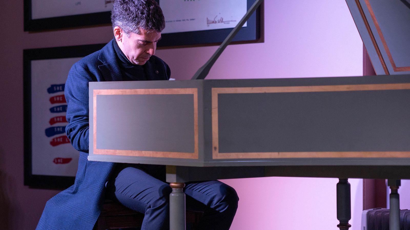 Diego Ares tocando a Bach en medio de la sala de la Donación Fluxus de Gino Di Maggio