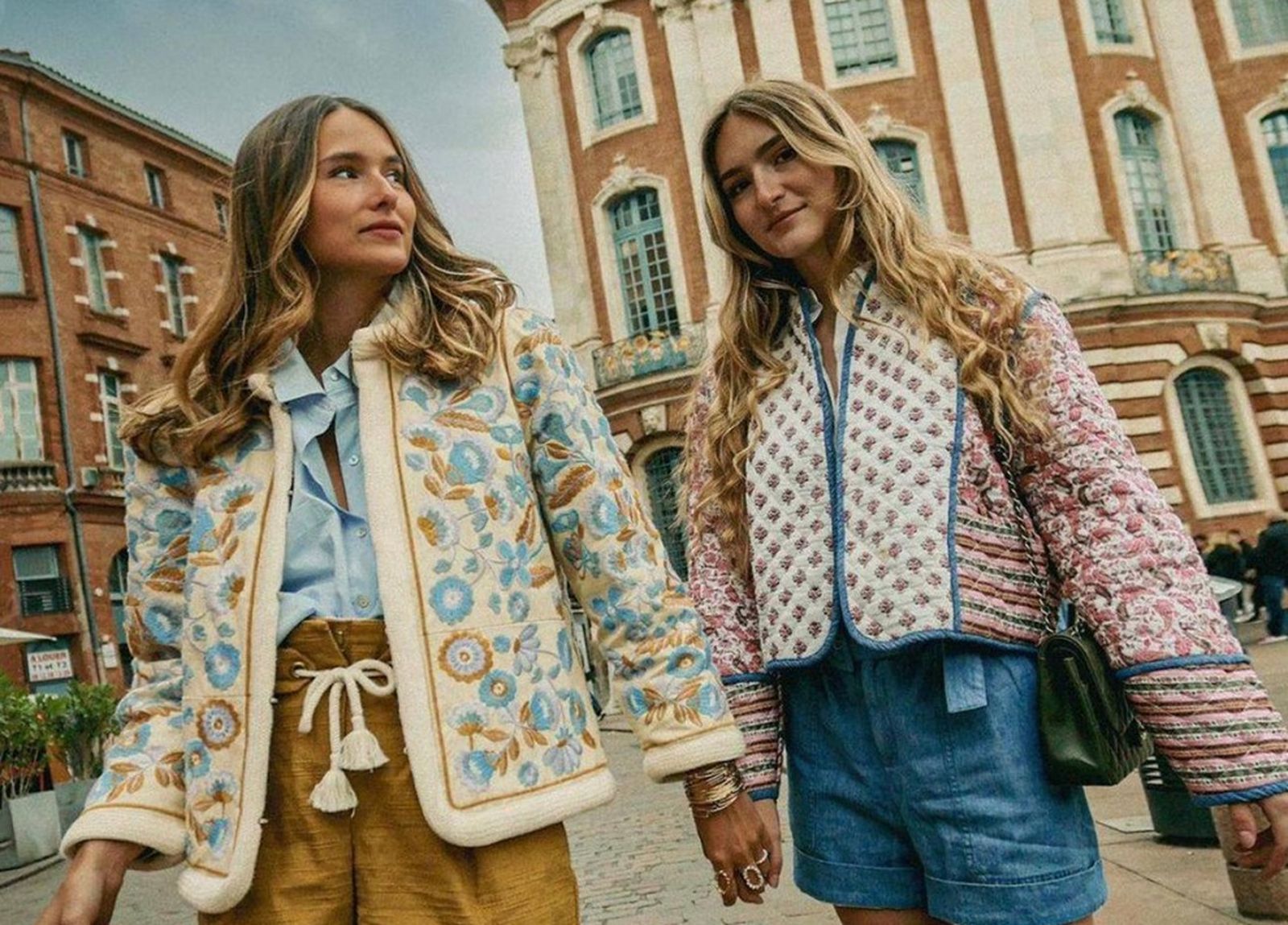 En versión acolchada y con detalles como bordados, las chaquetas de entretiempo le dan un aire muy actual y boho a los looks con vaqueros.