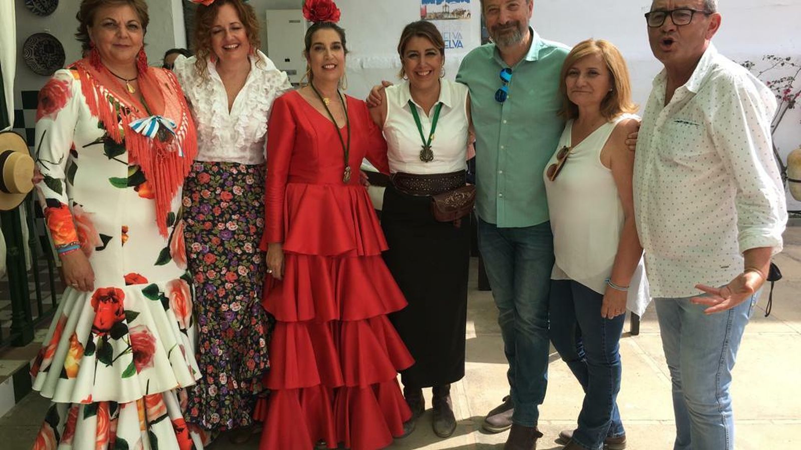 Susana Díaz, con rocieros de la Hermandad de Huelva.