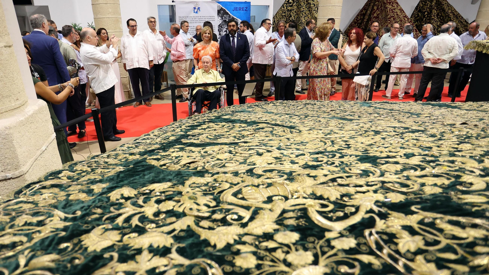 Inauguración de la exposición de mantos de vírgenes dentro de los actos de la Magna Mariana