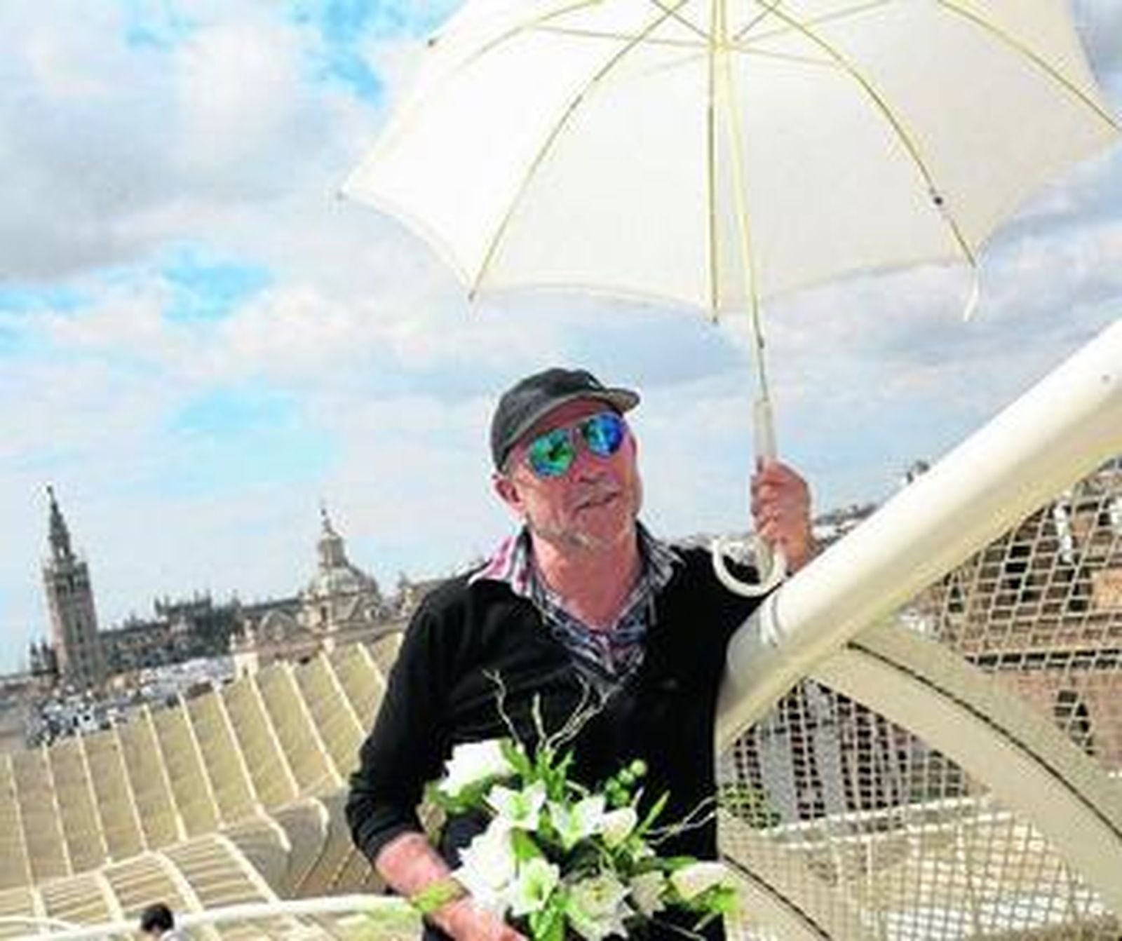 Jordi Milán, con los accesorios de una novia, en lo alto del Metropol Parasol, las 'setas'.