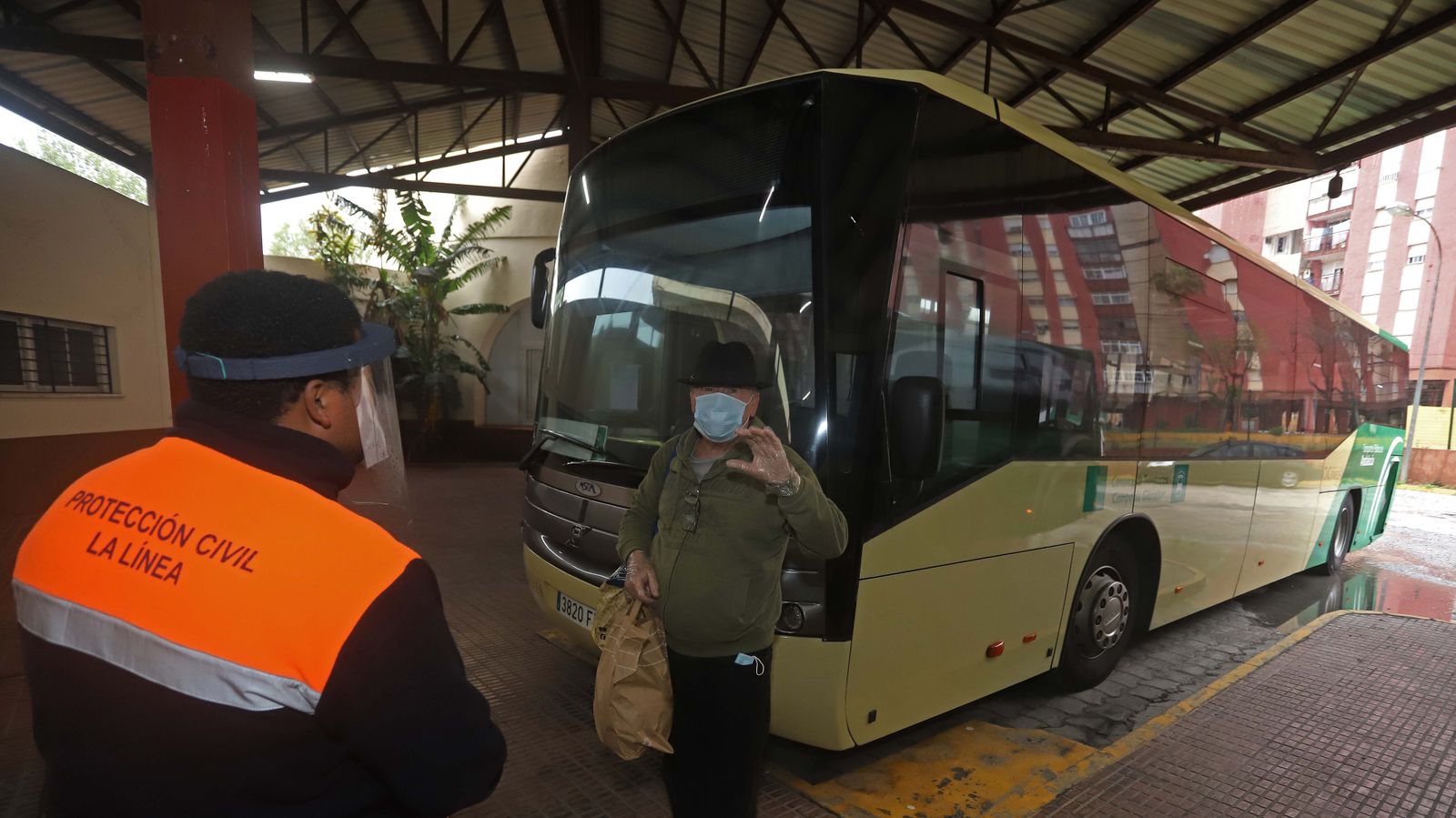 Reparto de mascarillas en las estaciones de autobús del Campo de Gibraltar