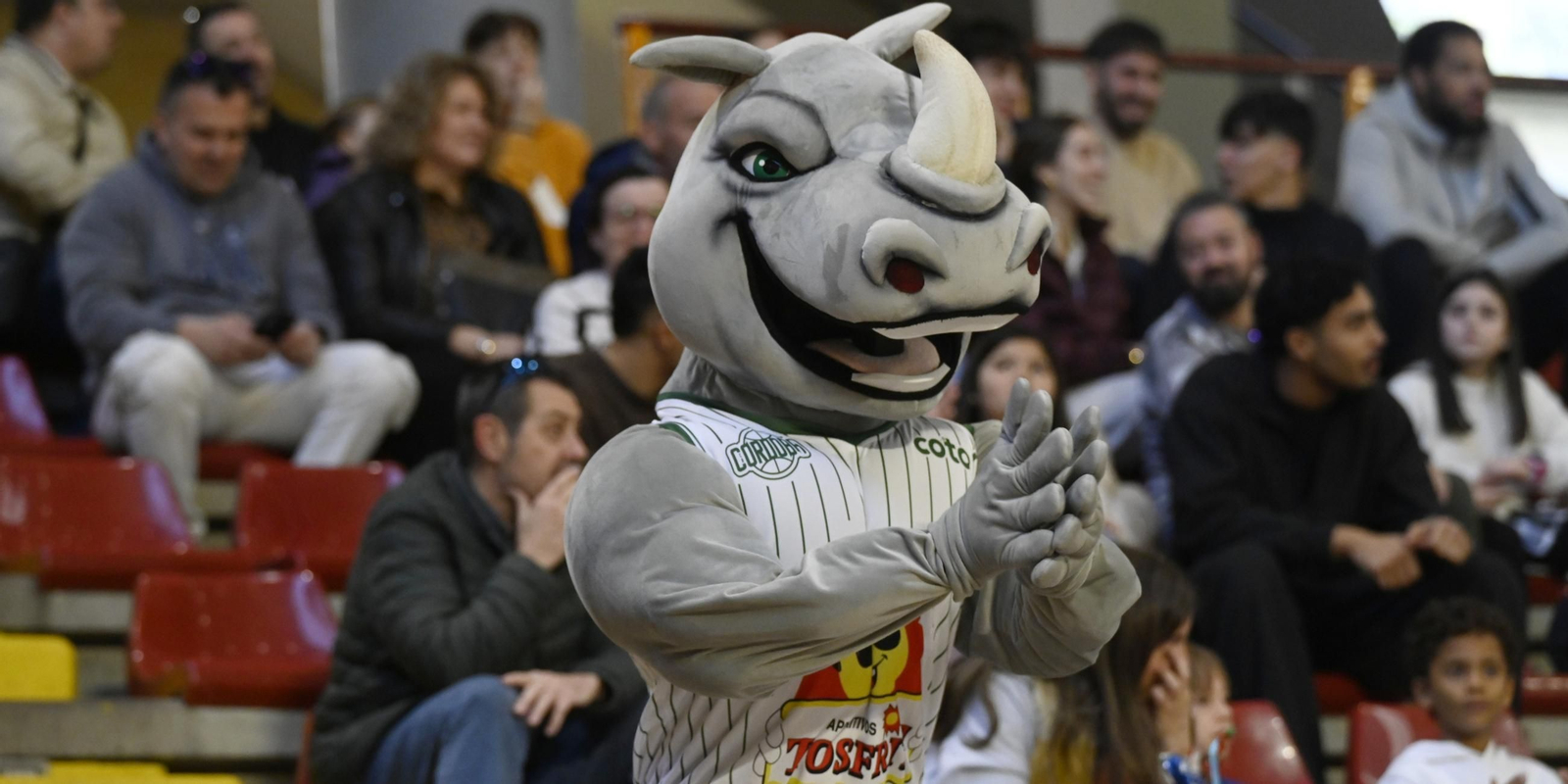 Manas, la mascota del Coto Córdoba, anima a los aficionados en el partido ante el Cáceres.