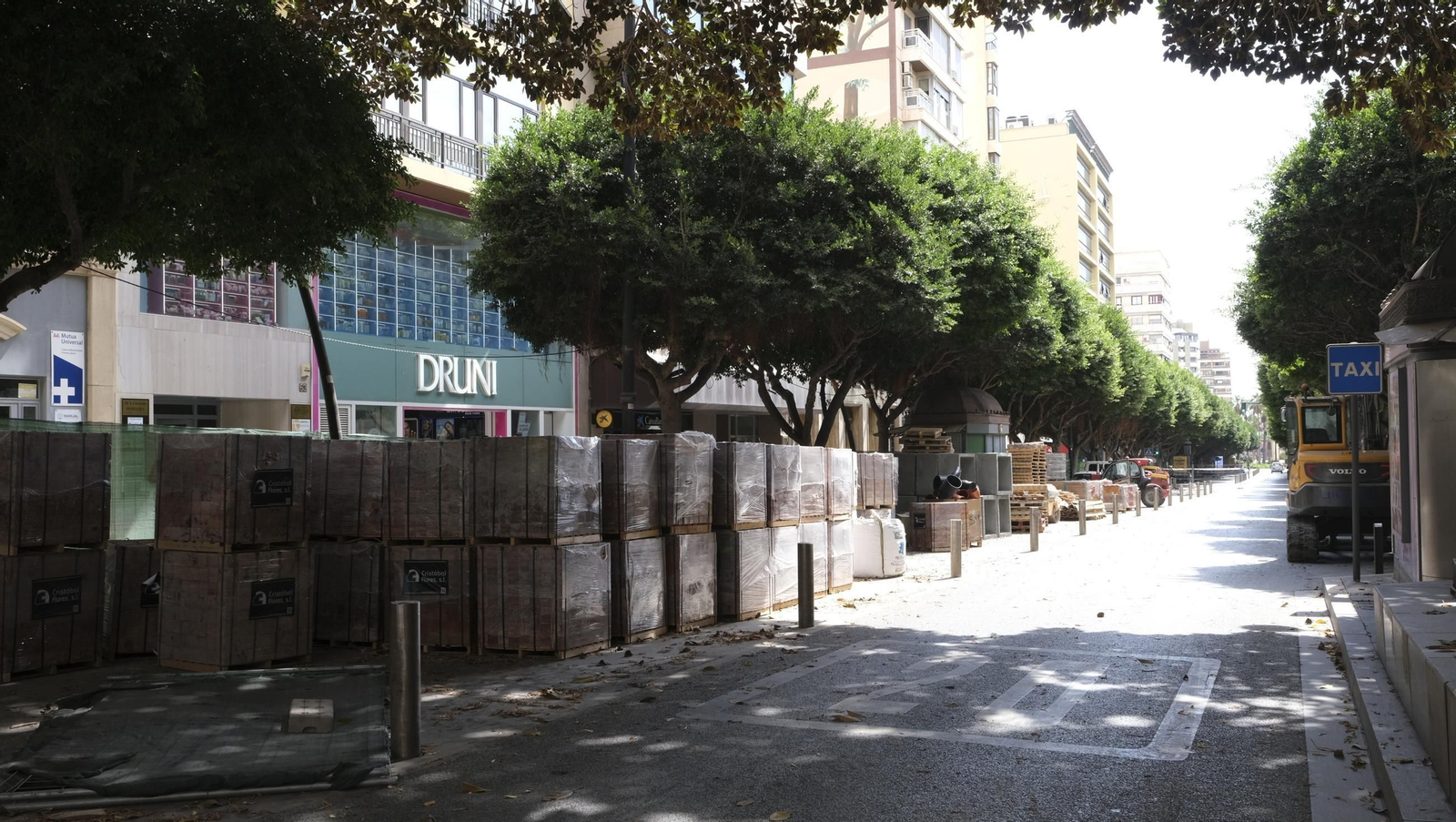 Las obras de peatonalización del Paseo de Almería llegan a la Calle Rueda López, en imágenes