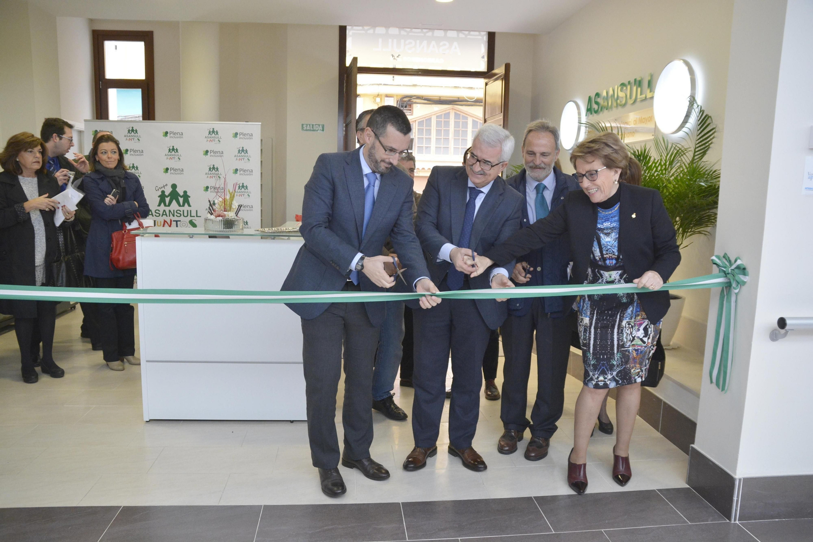 Juan Franco, Manuel Jiménez Barrios, Salvador de la Encina y María Luisa Escribano cortan la cinta para inaugurar el centro.