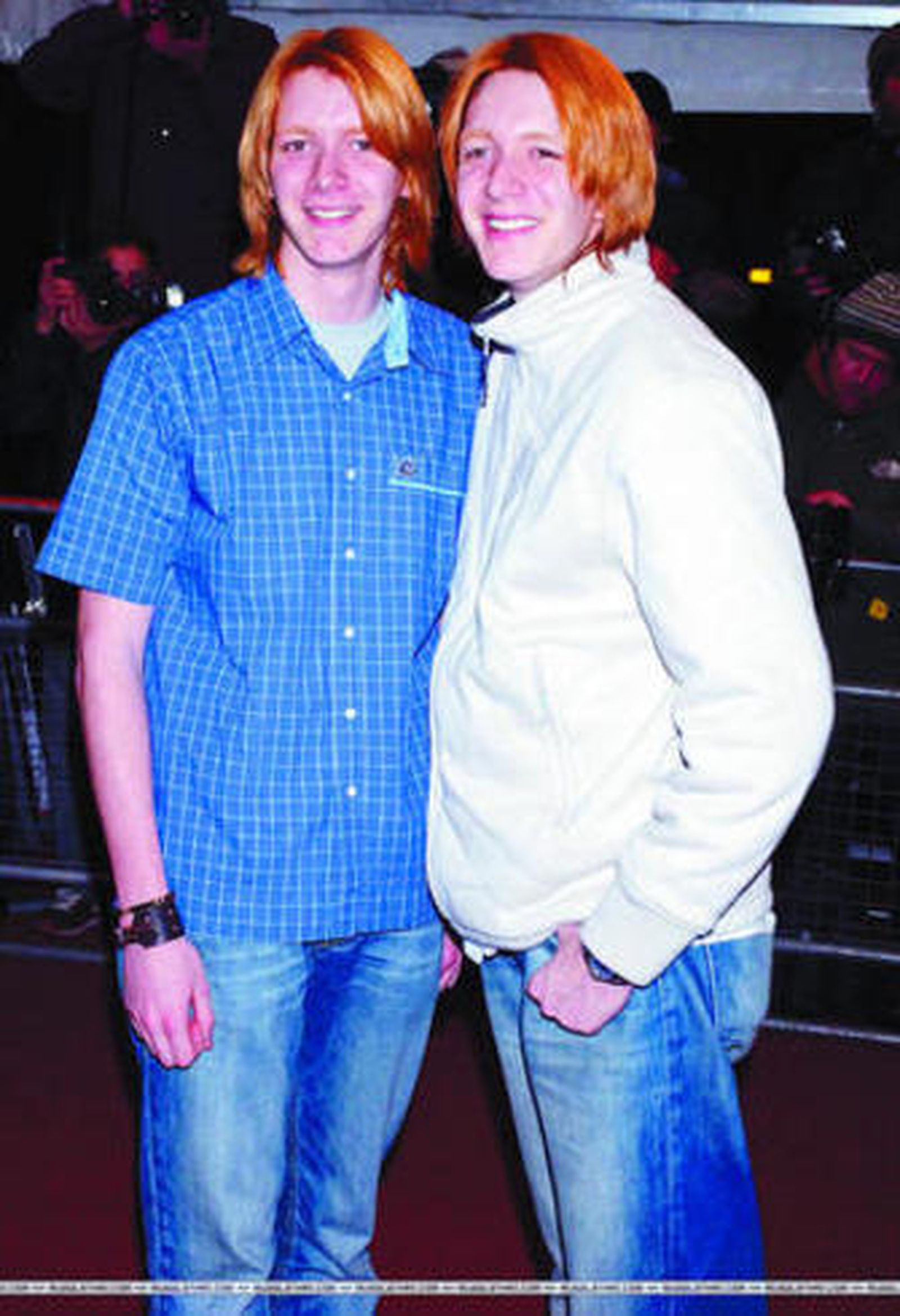 A la izquierda, los gemelos James y Oliver Phelps. A la derecha, Evanna Lynch.