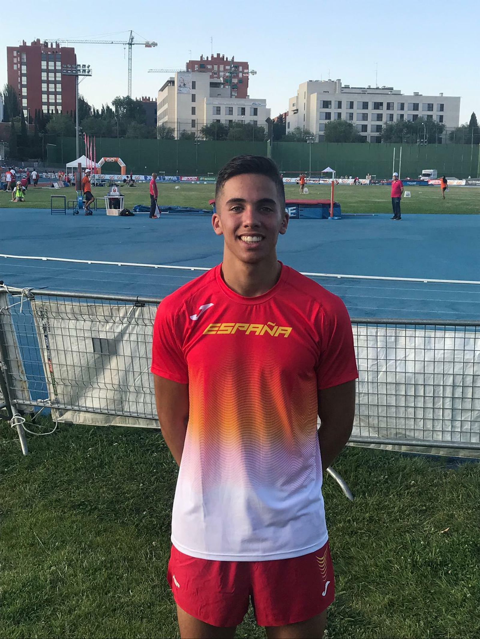 Iván Piñero posa con la indumentaria de la selección en Moratalaz.