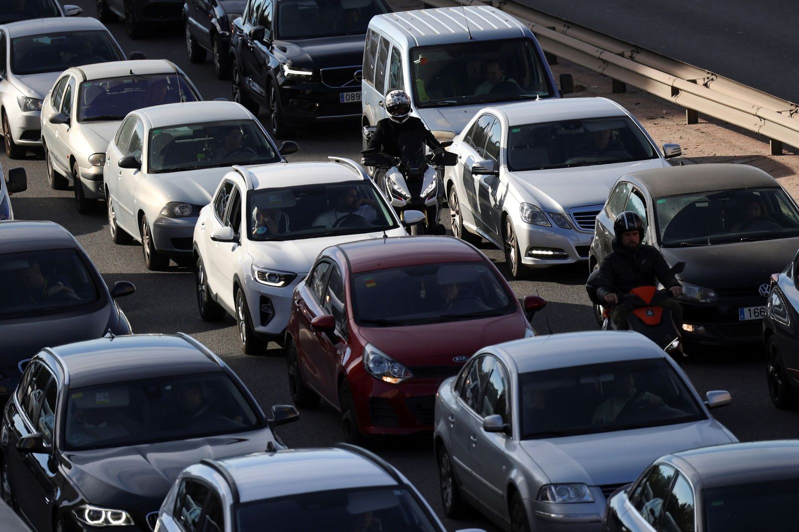 Vehículos en una carretera de Málaga.