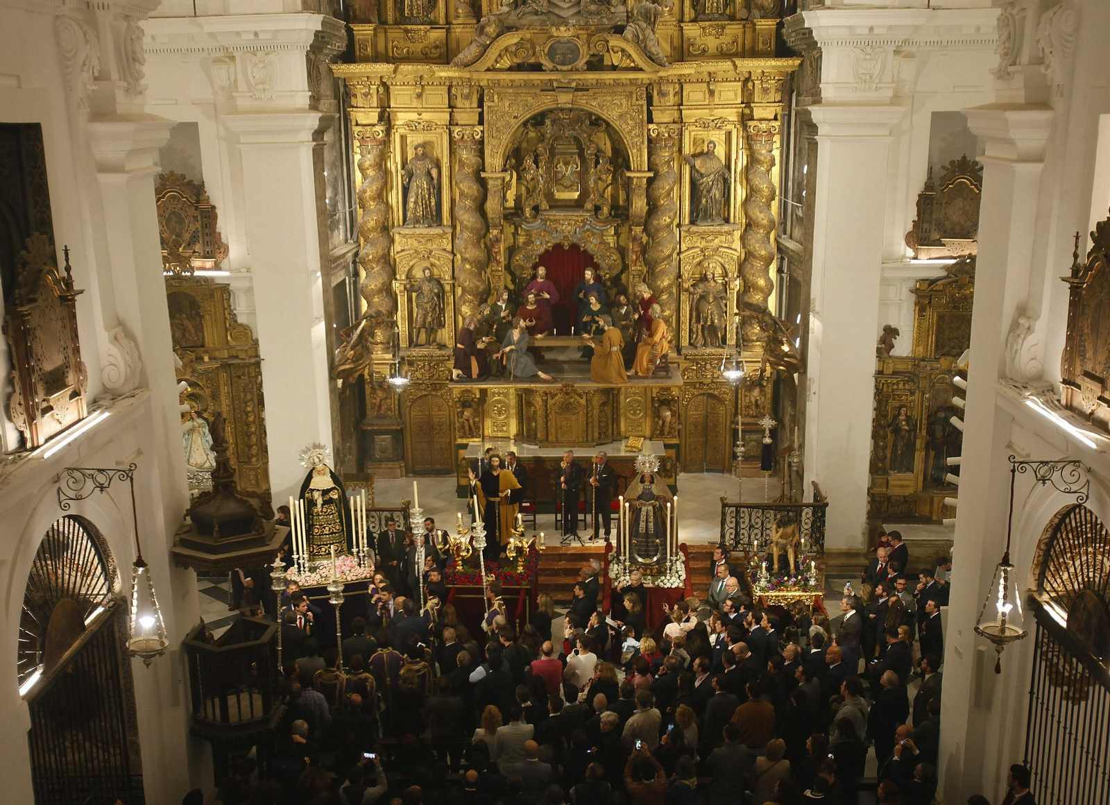 Los titulares de la Hermandad de la Cena en el interior de la Iglesia de los Terceros.