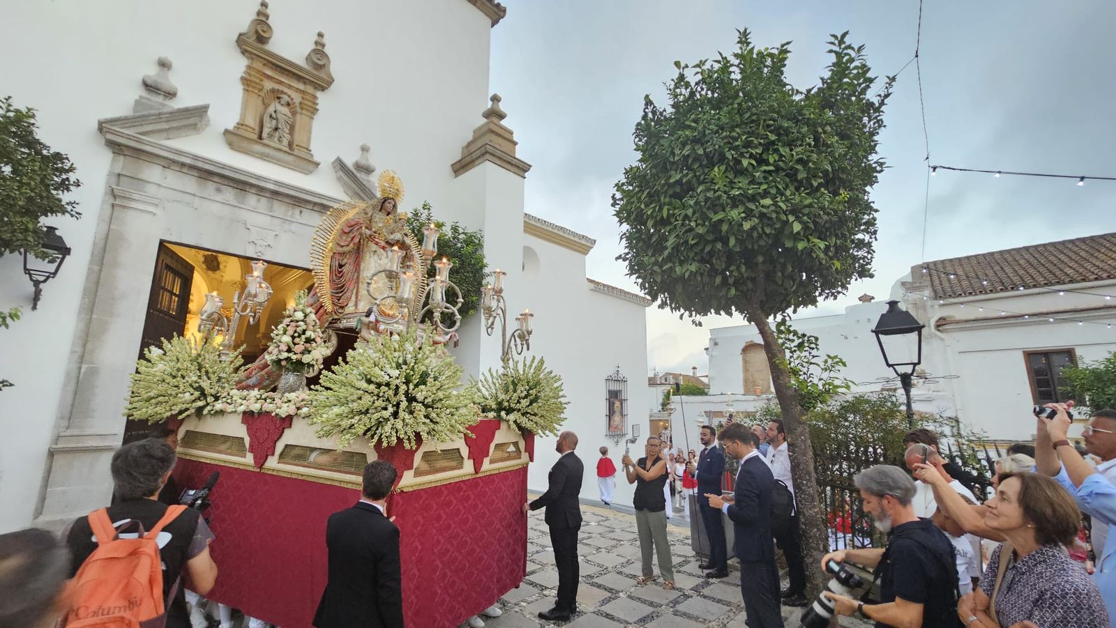 Santa María la Coronada, a la salida de su templo.