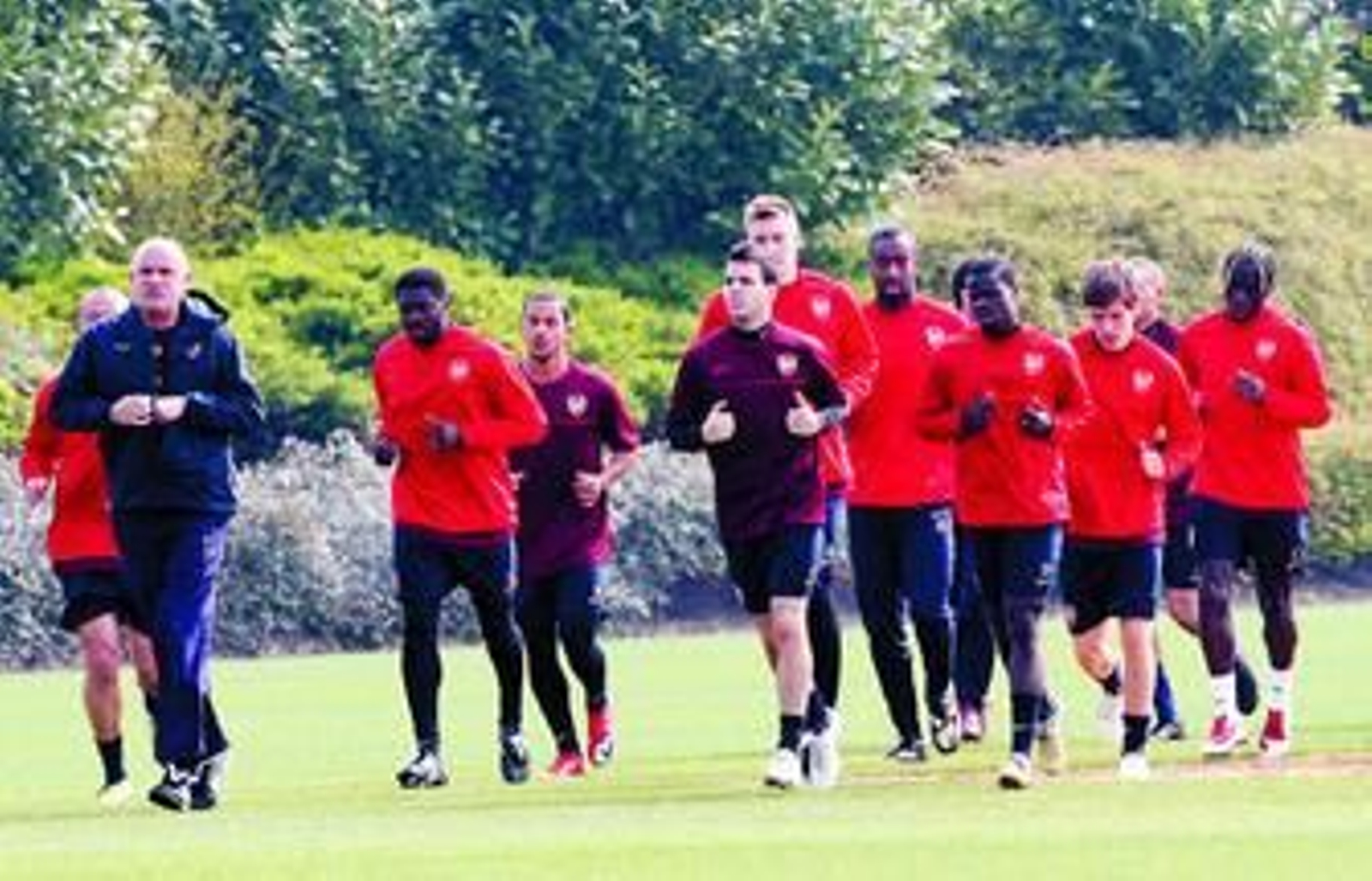 Cesc comanda el grupo en el entrenamiento en Londres.