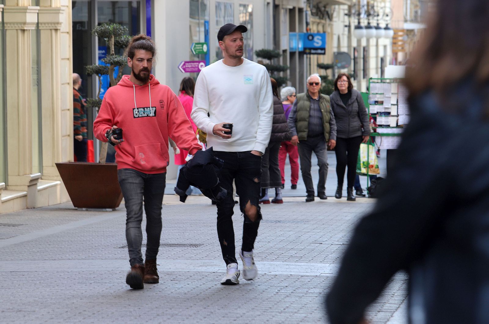 Imágenes del ambiente en la mañana de carnaval en Huelva