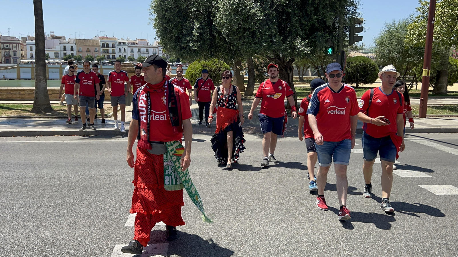 Búscate en la galería gráfica de las aficiones de Osasuna y Real Madrid en Sevilla