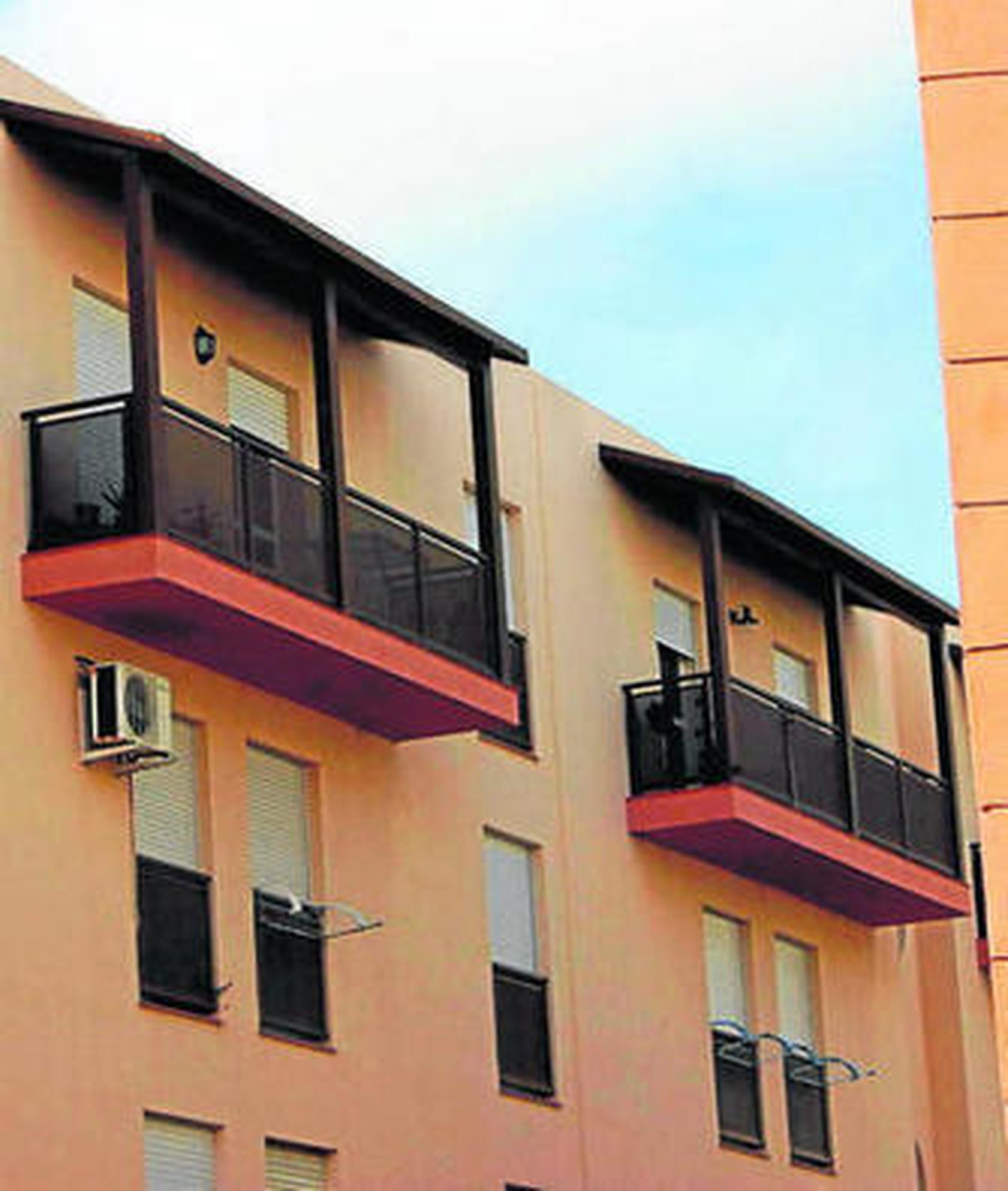 La ventana entre balcones del tercer piso es desde donde cayó la pequeña.