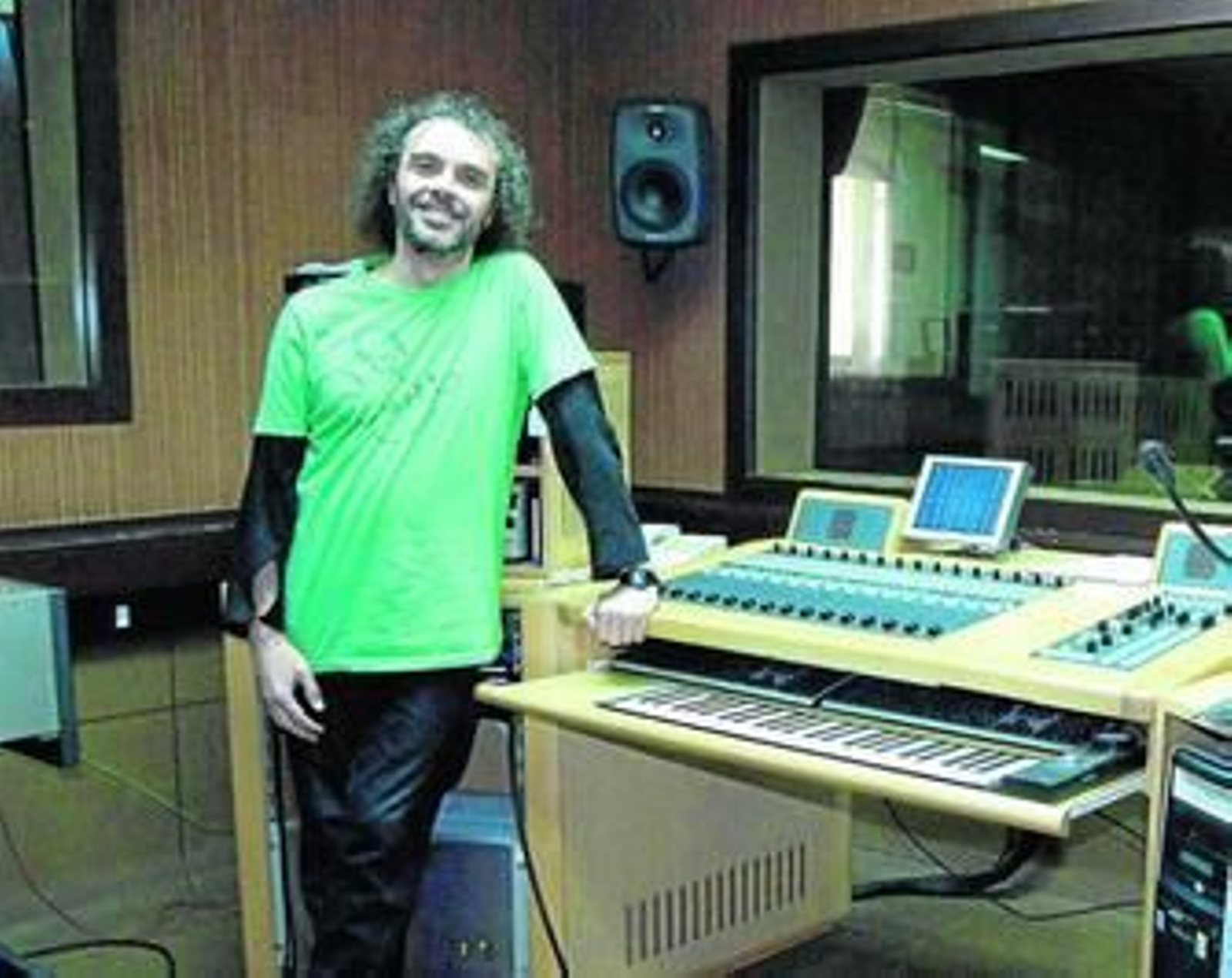 Juan Manuel Cidrón siempre rodeado de teclados, hasta en su trabajo.