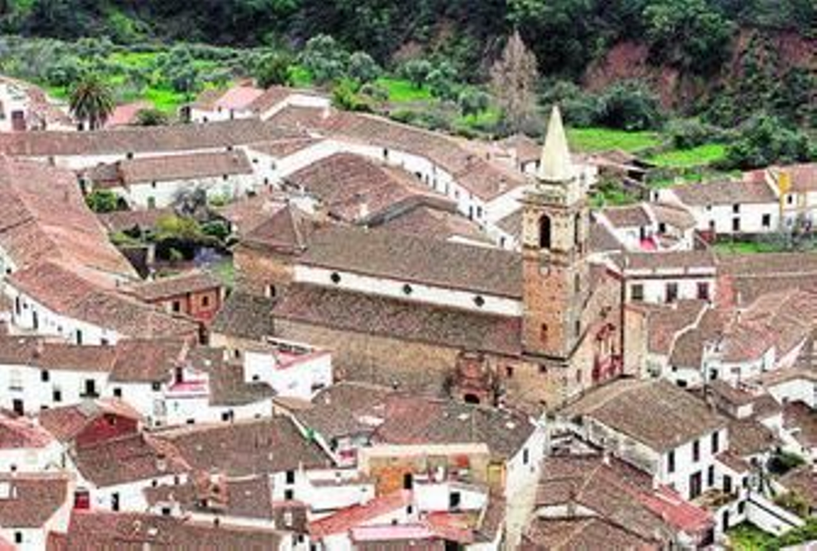 Una bella panorámica de la localidad serrana de Alájar.